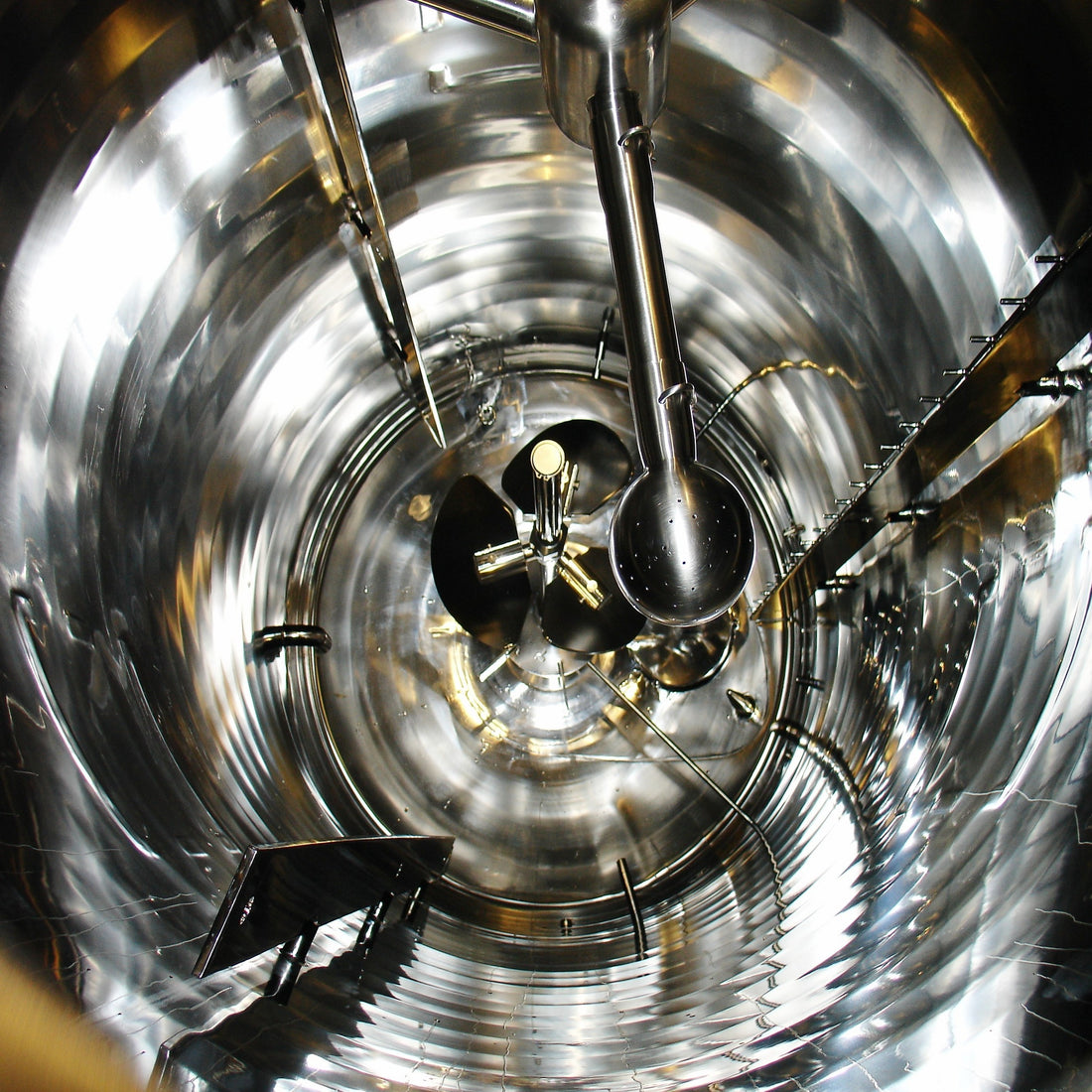 &lt;Looking down inside  polished mirror finish stainless steel mixing vessel with agitator propellor stirrer and baffles. Credit&gt; 1185019 by fotoluca @ freeimages.com